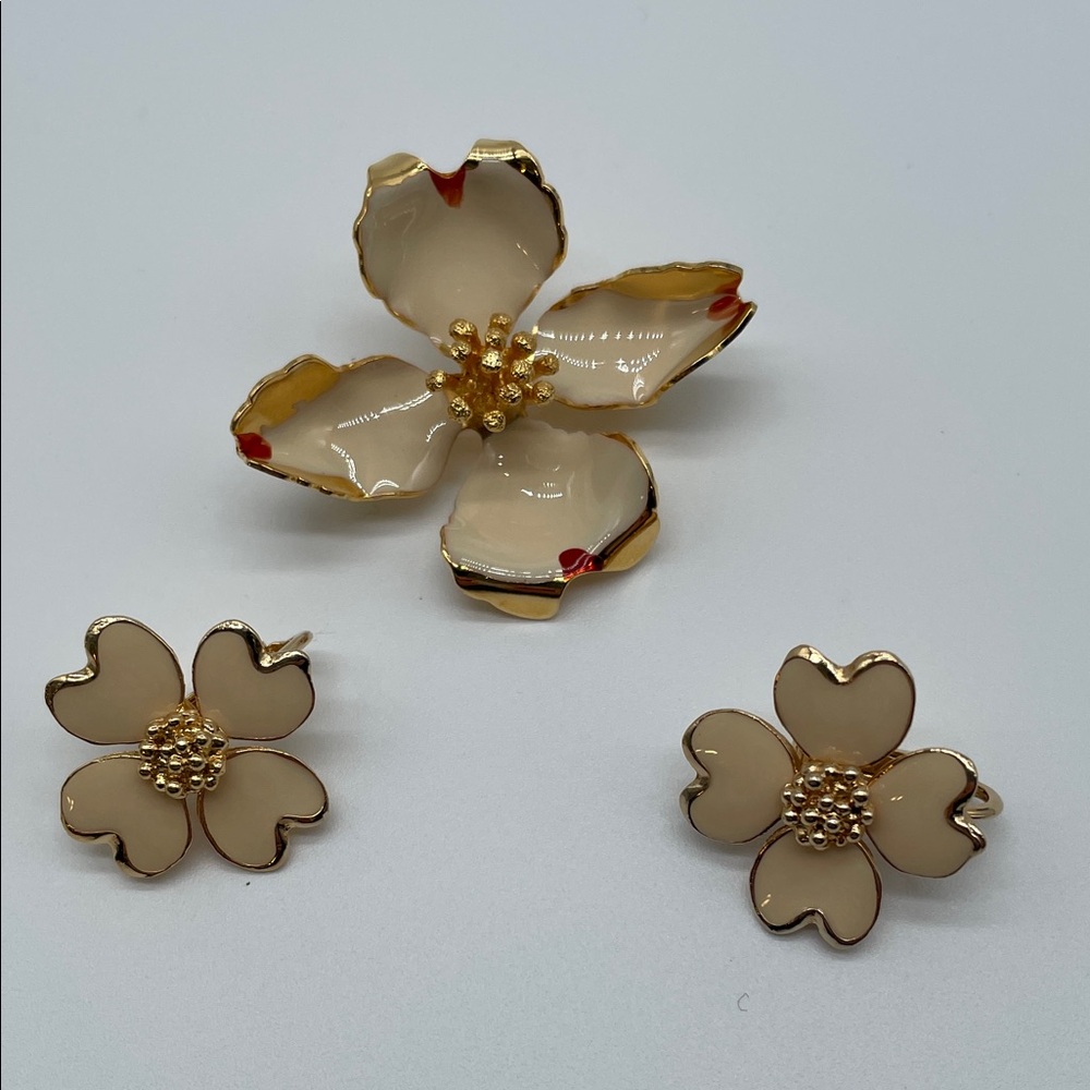 Cerrito Gold and Cream Dogwood Floral Brooch Clip On Earring Set